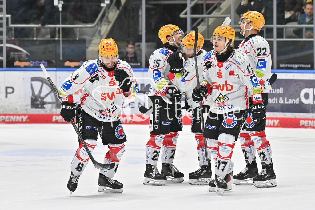 Augsburger Panther - Fischtown Bremerhaven | AUGSBURG, GERMANY - 25. JANUARY: Jubel der Gäste nach dem Siegtreffer zum 2-1 durch Nino KINDER (Fischtown Pinguins 8) / Tor / Torschuetze / Freude / Happy während dem Match zwischen den Augsburger Panthern und den Fischtown Pinguins am 43. Spieltag der Penny DEL im Curt Frenzel Stadion