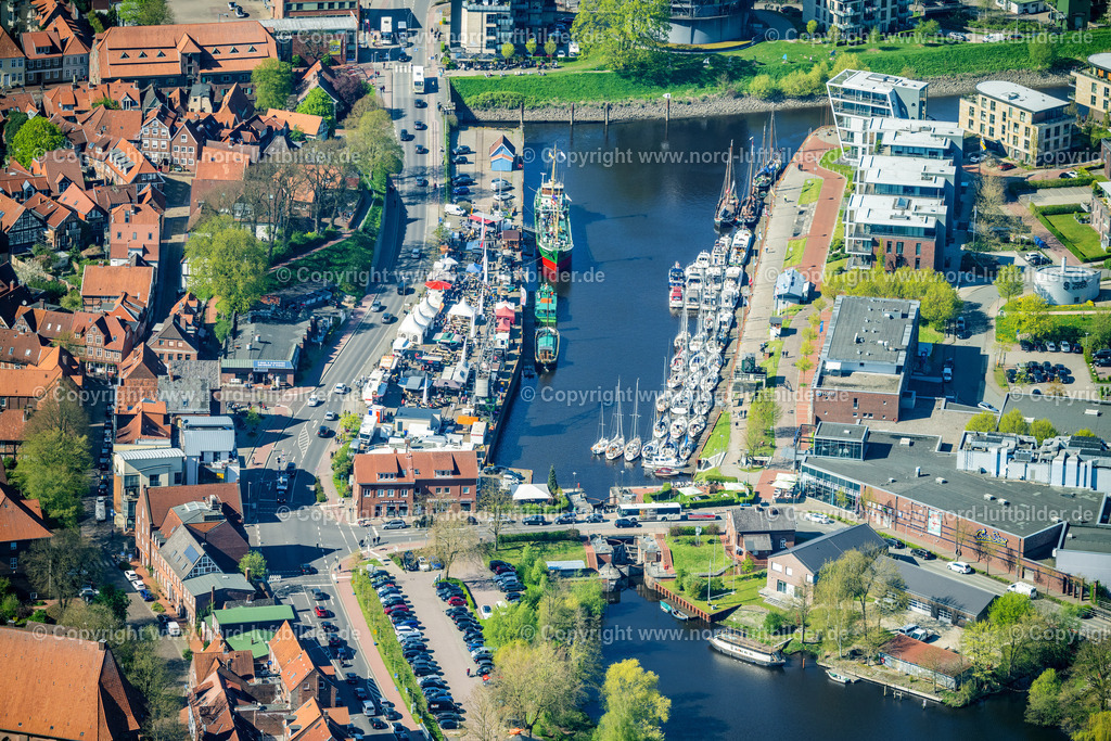 Stade_Altstadt_Hafen_Craft_Beer_Festival_ELS_9172290423 | STADE 29.04.2023 Stadtzentrum im Innenstadtbereich mit Stadthafen und Hafencity in Stade im Bundesland Niedersachsen, Deutschland. // City center in the inner city area with the city harbor and Hafencity in Stade in the state of Lower Saxony, Germany. Foto: Martin Elsen