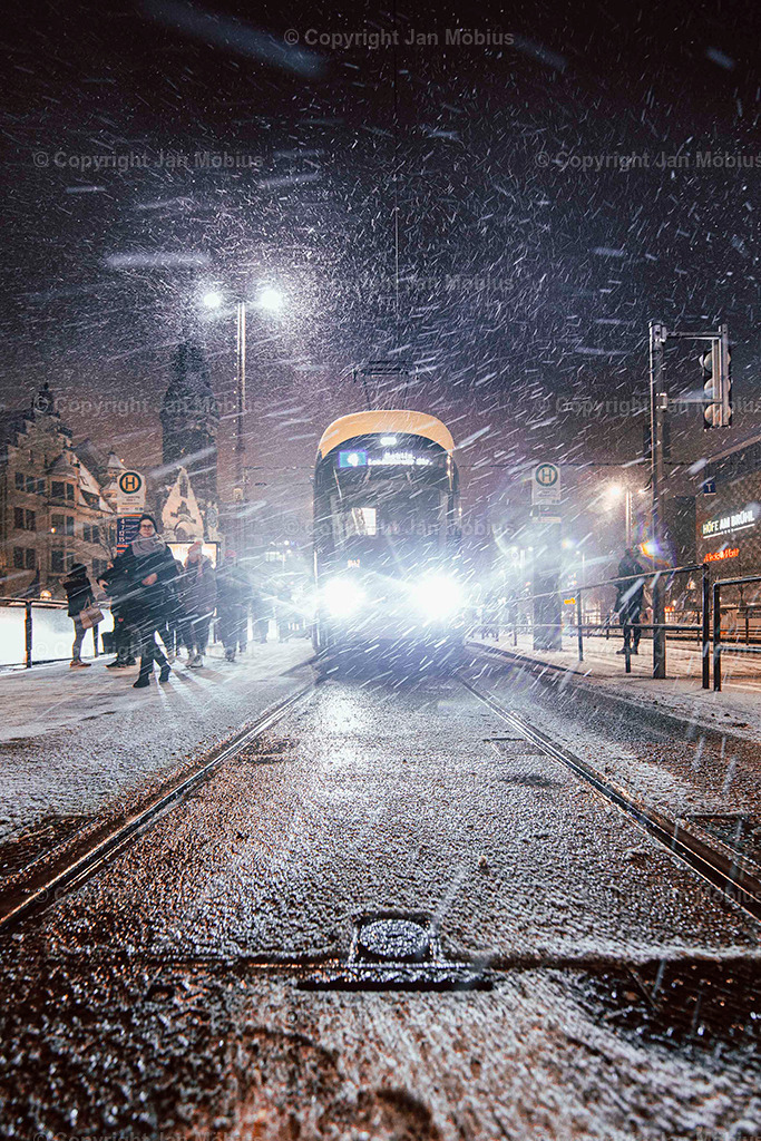 Goerdelerring | Der Goerdelerring ist ein zentraler Verkehrsknotenpunkt in Leipzig – geprägt von urbanem Leben, moderner Architektur und direkter Anbindung an Kultur, City und Nahverkehr. - Realisiert mit Pictrs.com