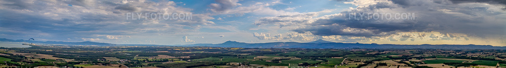 Aerial view: Panorama in Montepulciano in the state Siena, Italy. – Photo: IMG_43547-Bearbeitet.jpg taken on 07/26/2011 by Werner Riehm/FLY-FOTO.com – Resolution of the original: 15449 x 2092 px