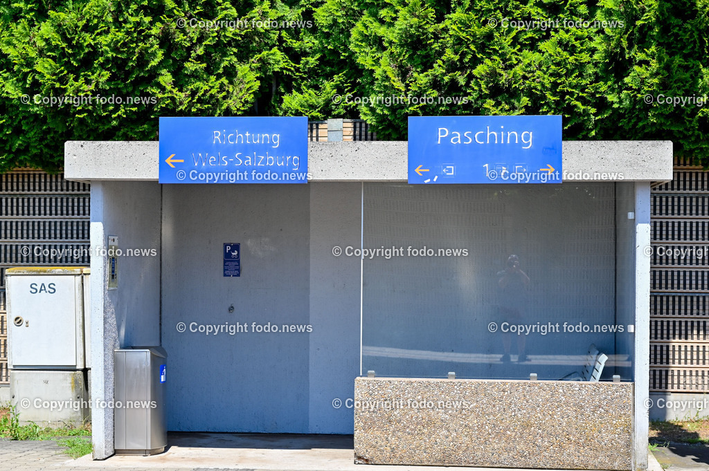 Bahnhof Pasching_ Bahnsteig_ 29.06.2023-2 | 29.06.2023, Pasching, AUT, Bahnhof, Bahnsteig, im Bild Bahnhof Pasching, Bahnsteig, Gleise, Wartehaus, Automat, Abgang, OEBB, Schild