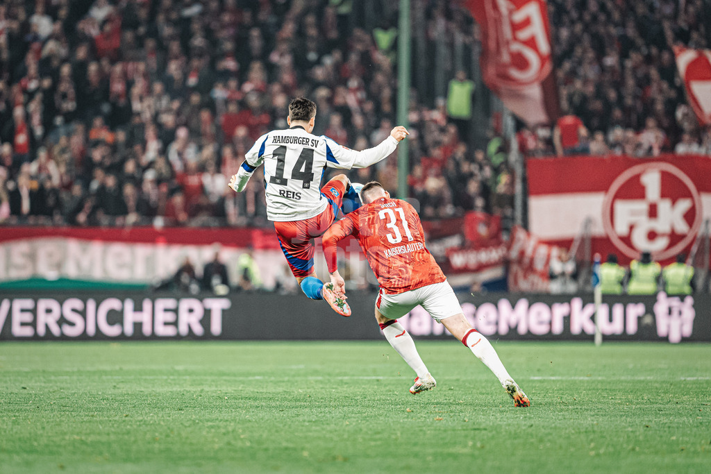 Fußball | Männer | Saison 2024/2025 | 2. Fußball-Bundesliga | 23. Spieltag | Hamburger SV vs. 1. FC Kaiserslautern | 21.02.2025 | v.l. Ludovit Reis (#14, HSV) gegen Luca Sirch (#31, 1. FC Kaiserslautern)