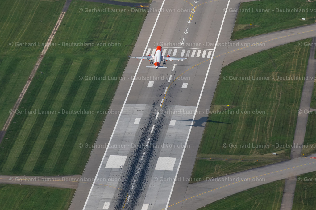 4034365 | FILDERSTADT 22.07.2020 Passagierflugzeug mit der Kennung OE-IJS der Fluggesellschafdt easyJet Europe vom Typ Airbus A320-200 beim Start auf dem Flughafen Stuttgart in Filderstadt im Bundesland Baden-Württemberg, Deutschland. Weiterführende Informationen bei: Flughafen Stuttgart GmbH,  easyJet Airline Company Limited. // Passenger aircraft with the registration OE-IJS of the airline easyJet Europe of the type Airbus A320-200 taking off at Stuttgart Airport in Filderstadt in the state Baden-Wuerttemberg, Germany. Further information at: Flughafen Stuttgart GmbH,  easyJet Airline Company Limited. Foto: Gerhard Launer