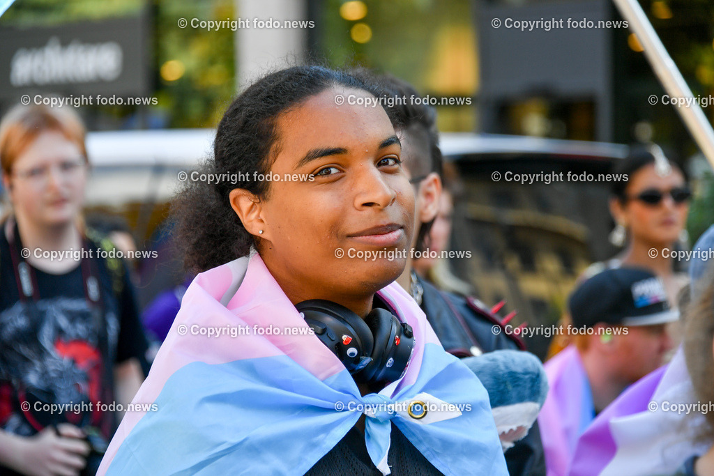 Deutschland_ Baden-Wuerttemberg_ Stuttgart_ Pride_ 13.09.2025-16 | 13.09.2025, Deutschland, GER, Baden-Wuerttemberg, Stuttgart, im Bild Themenbild, Vielfalt, Gleichberechtigung, LGBTQIA+, Love is Love, Stuttgart zeigt Flagge, CSD-Parade, Pride-Week, Community, Sichtbarkeit, Solidaritaet, Toleranz, Akzeptanz, Regenbogen, Menschenrechte, Politik mit Pride, Pride Night, Kulturfestival, Demo fuer Vielfalt, Queere Stimmen, Empowerment, Trans, Transgender, Homosexuell, Schilder, Fahnen, Bunt, LGBTQ, Lesbisch, Schwul, Bisexuell, Queer, Pride, Coming-out, Regenbogenflagge, Inklusion, Genderidentitaet, sexuelle Orientierung, Feature, Symbolbild