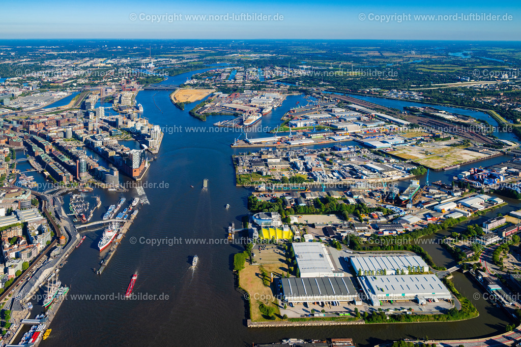 Hamburg_Steinwerder_ELS_5471040923 | HAMBURG 09.08.2023 Hafenanlagen am Ufer des Hafenbeckens im Stadtteil Steinwerder in Hamburg. // Port facilities on the banks of the harbor basin in the Steinwerder district in Hamburg. Foto: Martin Elsen