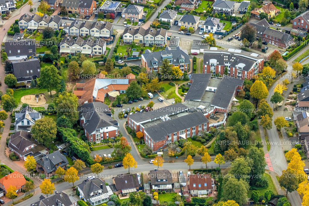 Huenxe241009677 | Luftbild, Hewag Seniorenstift und evang. Kindergarten im Wohngebiet In den Elsen, Hünxe, Niederrhein, Nordrhein-Westfalen, Deutschland