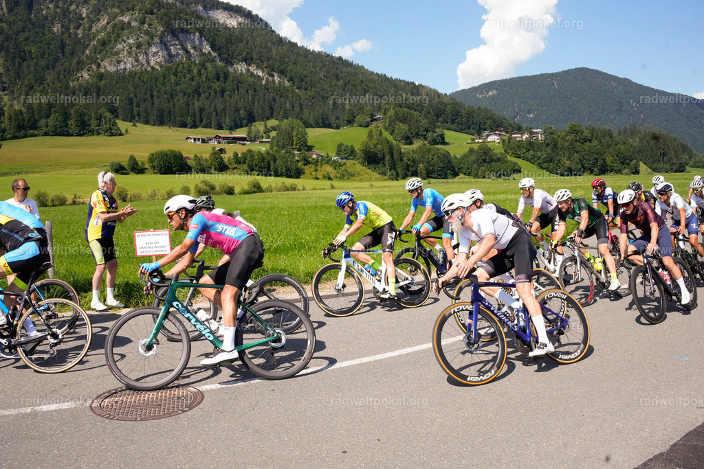 616_20230817_Bewerb_Maenner_Muehlanger | AUT - OESTERREICH, 2023-08-16: SPORT RENNRAD-FAHREN - 55. INTERNATIONALER RADWELTPOKAL IN ST. JOHANN IN TIROL  - Vintage-Radrennen mit WM-Bronze-Medaillen-Siegerin Christina Schweinberger, den Teilnehmer und Alexander Baumann (vom Orginastions-Team) - TAG 2 BEWERB MAENNER IN SECHS GRUPPEN  ; Foto: Roland Muehlanger
