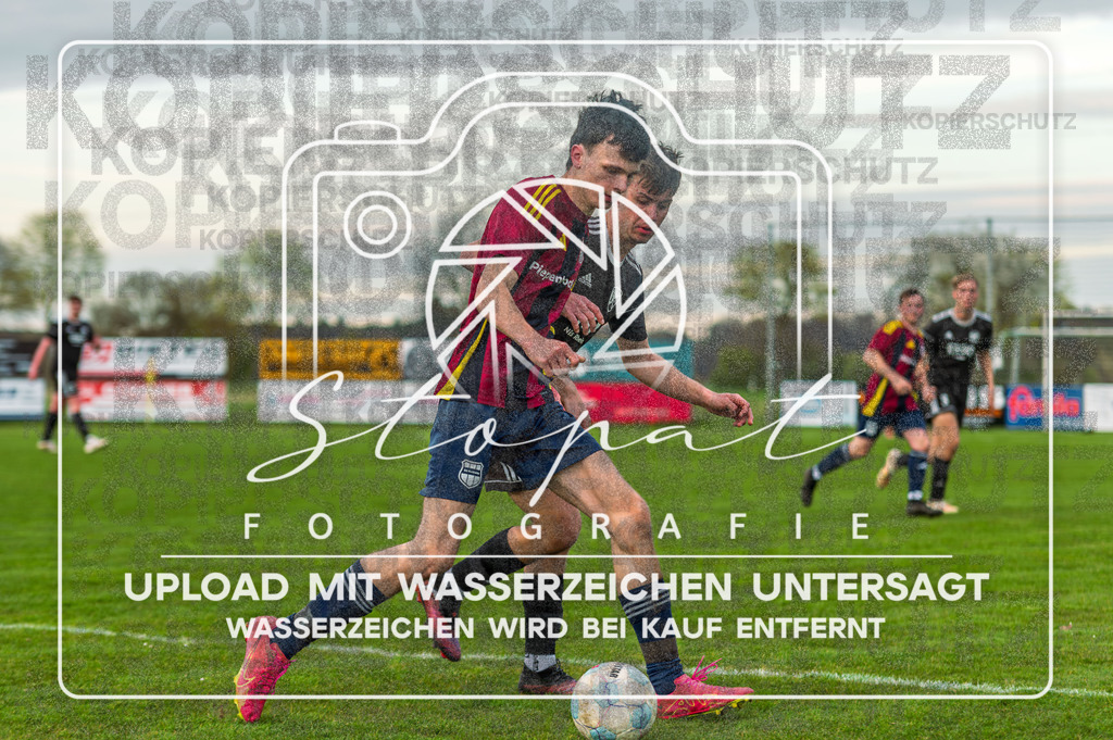 FGFSSGN-1032 | Leon Schneider (SG Nordheide 3 #02) und Leon Oetjen (FG Fulde-Stellichte 2 #12) beim Herren 3. Kreisklasse HK Spiel zwischen FG Fulde-Stellichte II und SG Nordheide III im Fulder Zentralstadion, Fulde (Simon Paul Stopat) - Realisiert mit Pictrs.com