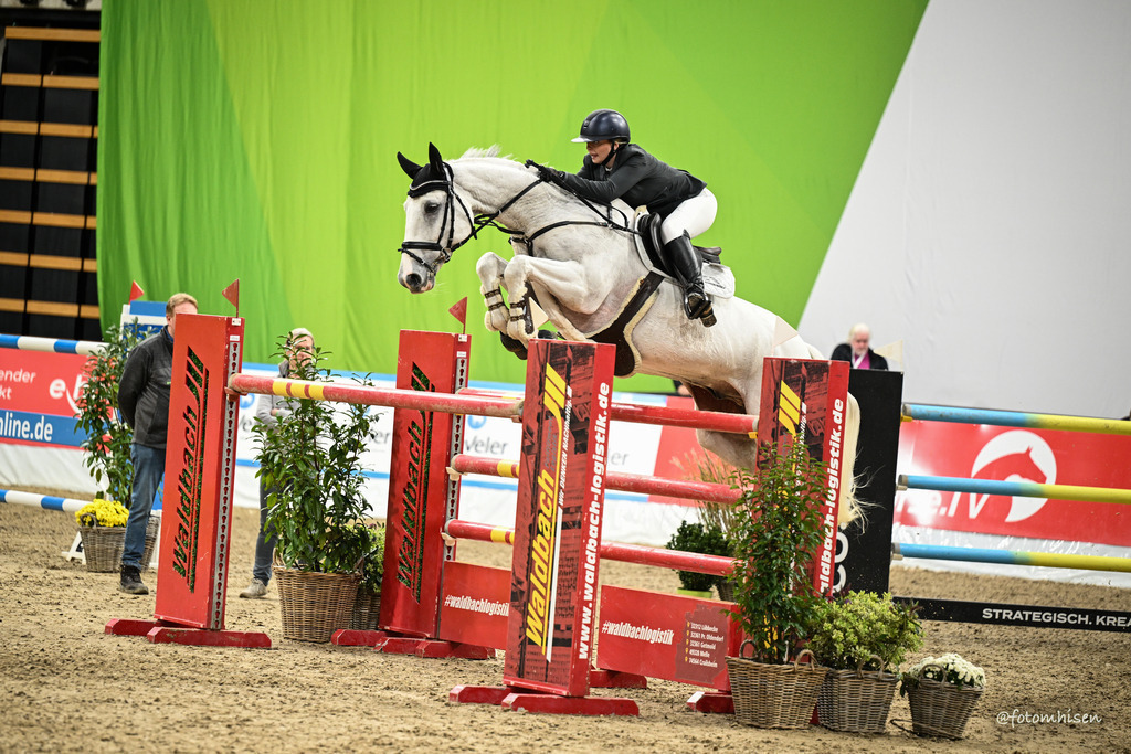 011125-18-200 | Foto Mhisen Pferdefotografie#, Reitturnier Frankfurt#  #Dressur und Springen
#Profi Pferdefotograf Reitturnier Fotograf 
#Sport Horses Photographer 
#equestrain photographer - Realisiert mit Pictrs.com