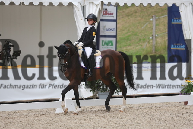Birkhof_2024_Prfg.Nr.14_Finale_EB-Bau_Jugend-Trophy A_Mary-Ann Hollenbach_Kastanienhof Kentaur (16) | Alle Fotos der Reiterjournal Fotografin Doris Matthaes im Reiterjournal Online-Fotoshop. - Realisiert mit Pictrs.com