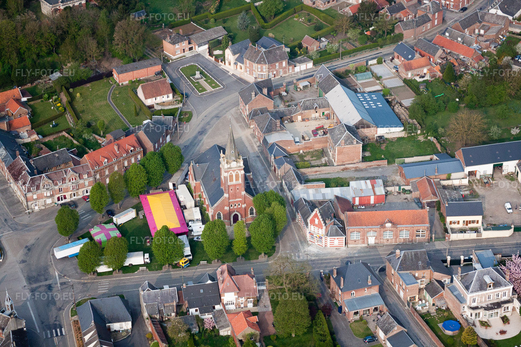 Vue aérienne: Vue de la ville à Beaurevoir dans le département Aisne, France. Photo: IMG_40018.jpg prise le 17/04/2011 par Werner Riehm/FLY-FOTO.eu – Résolution de l'original: 4752 x 3168 px