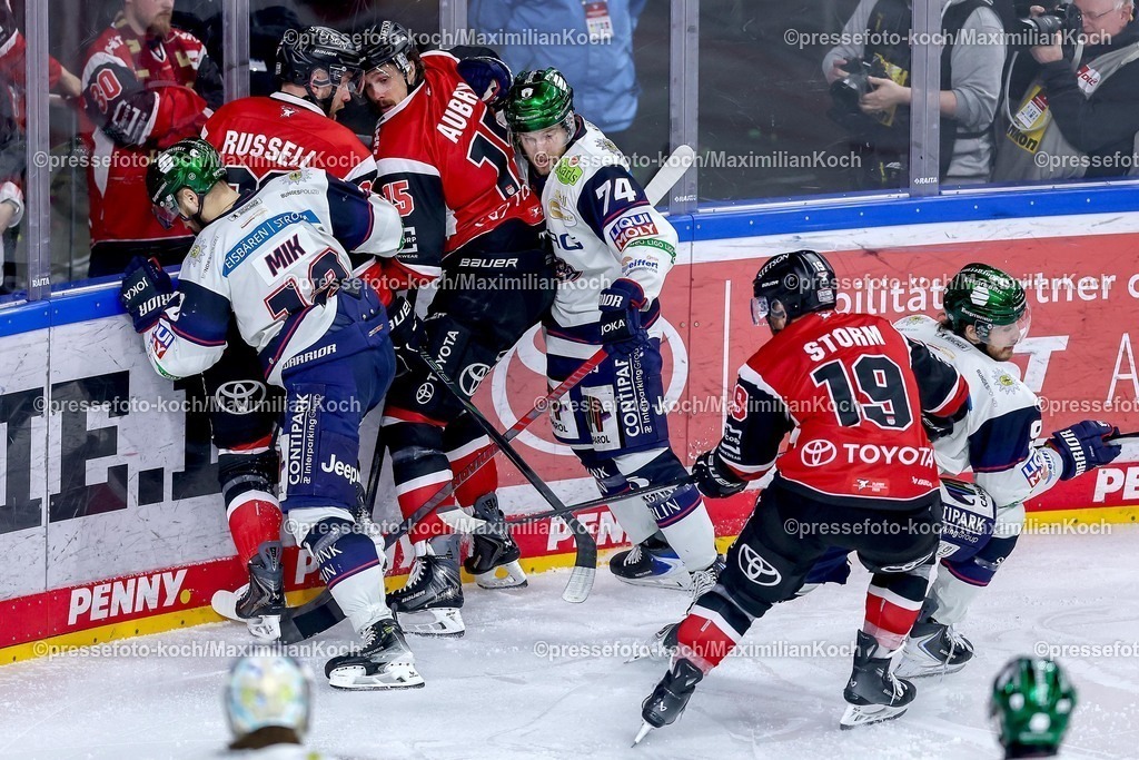 KEC20042601003 | 20.04.2026, Eishockey, DEL Halbfinale Play-Offs, Kölner Haie - Eisbären Berlin, Spiel 6, Lanxess-Arena Köln: Patrick Russell (Kölner Haie #63) Louis-Marc Aubry (Kölner Haie #15) im Zweikampf gegen  Eric Mik (Eisbären Berlin #12) Les Lancaster (Eisbären Berlin #74) an der Bande 