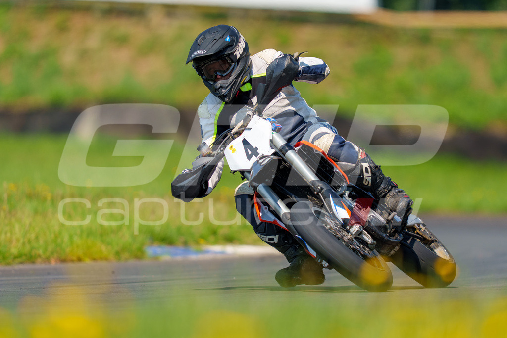 G-Cup + Supermoto Staatsmeisterschaft + Hungarian Supermoto Championship | GRIPcapture steht für authentische Sportfotografie in Österreich – für Momente, die mehr sind als Geschwindigkeit oder Ergebnis. Es geht um Emotion, Spannung, Fokus und den Augenblick, der oft nur einen Wimpernschlag dauert.Ob Motorsport, Teamsport oder 