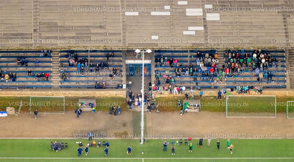 Gelsenkirchen231103093 | Luftbild, Tribüne und Zuschauer mit Trainer und Trainerinnen am Spielfeldrand der Kampfbahn Glückauf, Fußballstadion des DJK Teutonia Schalke-Nord 1921 e.V., ehemalige Heimspielstätte des FC Schalke 04, Schalke-Nord, Gelsenkirchen, Ruhrgebiet, Nordrhein-Westfalen, Deutschland