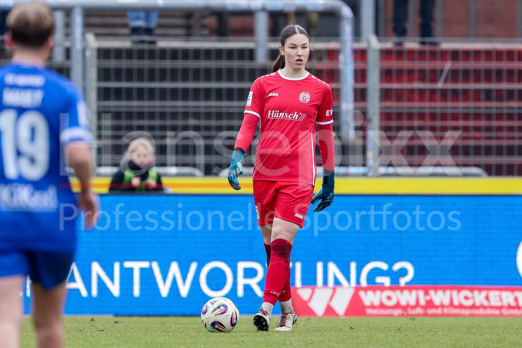 Fussball, 2. Frauen-Bundesliga, SV Meppen - FC Bayern München II | Johanna Meyer (Torhüterin, Torwart, SV Meppen, 25) am Ball, Einzelbild, Ganzkörper, Aktion, Action, Spielszene, DIE DFB-RICHTLINIEN UNTERSAGEN JEGLICHE NUTZUNG VON FOTOS ALS SEQUENZBILDER UND/ODER VIDEOÄHNLICHE FOTOSTRECKEN. DFB REGULATIONS PROHIBIT ANY USE OF PHOTOGRAPHS AS IMAGE SEQUENCES AND/OR QUASI-VIDEO.