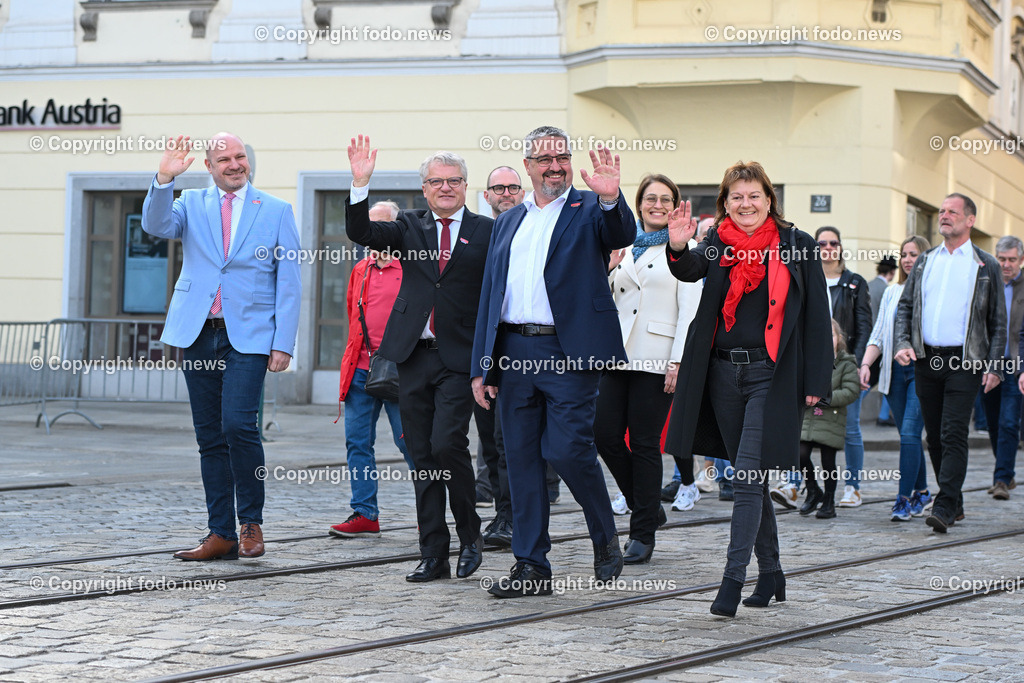 Hauptplatz Linz_ 1. Mai Umzug 2023_ 01.05.2023-14 | 01.05.2023, Hauptplatz Linz, AUT, Hauptplatz Linz, im Bild 1. Mai Umzug 2023 Linz Hauptplatz, SPOE 

Peter Binder (3.Landtagspraesident, SP), Klaus Luger (SP, Bgm. der Stadt Linz), Andreas Stangl (Praesident der Arbeiterkammer Ooe, OeGB-Landesvorsitzender), Karin Hoerzing (SP, Vize-Bgmin. der Stadt Linz)