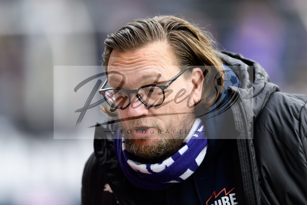 OSNTSV20211106_081 | Fussball, Herren: Geschaeftsfuehrer Michael Welling (VfL Osnabrueck) schaut bei dem Spiel der 3. Liga zwischen VfL Osnabrueck und TSV 1860 Muenchen im Stadion an der Bremer Bruecke am 06.11.2021 in Osnanbrueck, Deutschland.DFB / DFL REGULATIONS PROHIBIT ANY USE OF PHOTOGRAPHS AS IMAGE SEQUENCES AND/OR QUASI-VIDEO. - Realisiert mit Pictrs.com