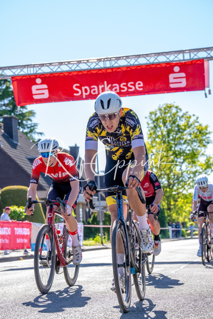 Spurt in den Mai 2026 - Großer Preis der Sparkasse Neuss | Annual one-day road cycling race "Großer Preis der Sparkasse Neuss" held in Büttgen, Germany, organized by VfR Büttgen 1912 e.V. The event features multiple races across all age categories from U11 youth to Elite men. - Realisiert mit Pictrs.com