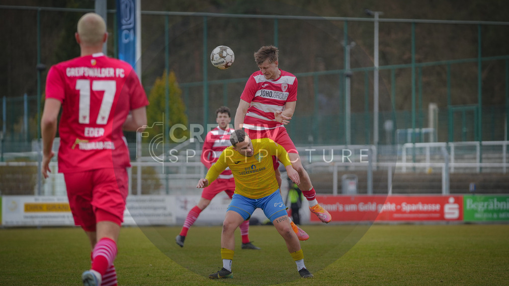 Fußball, Herren, Saison 2025/2026, Regionalliga Nordost, 26. Spieltag, FSV 63 Luckenwalde vs. Greifswalder FC, Samstag 14.03.2026, Werner-Seelenbinder-Stadion Luckenwalde, | Fußball, Herren, Saison 2025/2026, Regionalliga Nordost, 26. Spieltag, FSV 63 Luckenwalde vs. Greifswalder FC, Samstag 14.03.2026, Werner-Seelenbinder-Stadion Luckenwalde, Im Bild: Lucas Will (gelb, Luckenwalde) und Edgar Kaizer (rot, Greifswald) - Realisiert mit Pictrs.com