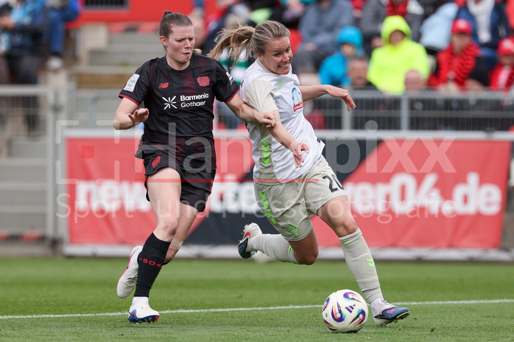 Fussball, Google Pixel Frauen-Bundesliga, Bayer 04 Leverkusen - SV Werder Bremen | v.li.: Claudia Wenger (Bayer 04 Leverkusen, 5) und Lena Petermann (SV Werder Bremen, 20) im Zweikampf, Duell, Dynamik, Aktion, Action, Spielszene, DIE DFB-RICHTLINIEN UNTERSAGEN JEGLICHE NUTZUNG VON FOTOS ALS SEQUENZBILDER UND/ODER VIDEOÄHNLICHE FOTOSTRECKEN. DFB REGULATIONS PROHIBIT ANY USE OF PHOTOGRAPHS AS IMAGE SEQUENCES AND/OR QUASI-VIDEO.