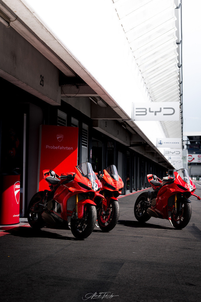 Ducati Trackday Hockenheimring 2026 | Entdecken Sie die faszinierende Welt von Alexander Tschuncky Arts: Kreative Fotografie, atemberaubende Automobilkunst und hochwertiger Bilderdruck. Lassen Sie sich inspirieren! - Realisiert mit Pictrs.com