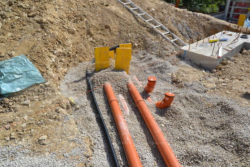 Kanal unter Bodenplatte | Kanalgrundrohre aus PVC in Kiesbett für Kanal unter Bodenplatte, mit Aufstandsbogen und Elektroleerrohr