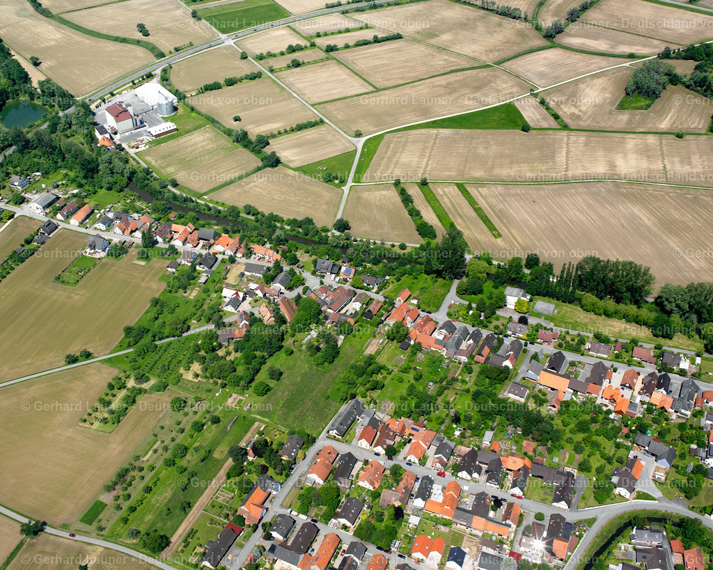 2626130 | FREISTETT 09.06.2006 Landwirtschaftliche Nutzflächen und Feldgrenzen  umsäumen das Siedlungsgebiet des Dorfes in Freistett im Bundesland Baden-Württemberg, Deutschland // Agricultural land and field boundaries surround the settlement area of the village  in Freistett in the state Baden-Wuerttemberg, Germany Foto: Gerhard Launer