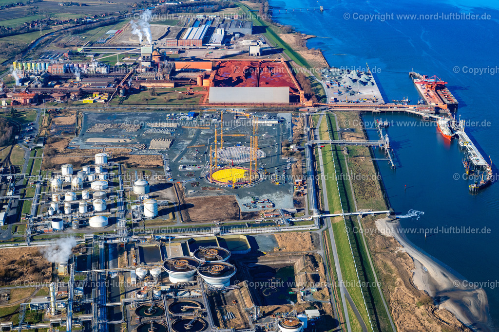 Stade_Bützfleth_Baustelle_Lng_Terminal_Seehafen_ELS_5891180225 | STADE 18.02.2025 Baustelle zum Neubau LNG Erdgas und Flüssiggas- Hoch- Speicherbehälter an der Straße Bützflethersand im Ortsteil Bützfleth in Stade im Bundesland Niedersachsen, Deutschland. Weiterführende Informationen bei: Buss Group GmbH & Co. KG,  Depenbrock Bau GmbH & Co. KG,  Deutsche Energy Terminal GmbH,  Dow Deutschland Anlagengesellschaft mbH,  Gasunie Deutschland Transport Services GmbH,  Hanseatic Energy Hub GmbH,  Landesamt für Bergbau, Energie und Geologie,  Niedersachsen Ports GmbH & Co. KG,  Partners Group AG. // Construction site for new LNG natural gas and liquid gas high storage tank on street Buetzflethersand in the district Buetzfleth in Stade in the state Lower Saxony, Germany. Further information at: Buss Group GmbH & Co. KG,  Depenbrock Bau GmbH & Co. KG,  Deutsche Energy Terminal GmbH,  Dow Deutschland Anlagengesellschaft mbH,  Gasunie Deutschland Transport Services GmbH,  Hanseatic Energy Hub GmbH,  Landesamt fuer Bergbau, Energie und Geologie,  Niedersachsen Ports GmbH & Co. KG,  Partners Group AG. Foto: Martin Elsen