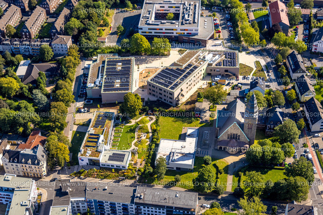 Velbert240812569 | Luftbild, Neubau Hospiz und Palliativzentrum Niederberg, Gemeindehaus und Christuskirche, Grundschule Grünstraße und quadratische Martin-Luther-King-Schule, Oststraße, Velbert, Ruhrgebiet, Nordrhein-Westfalen, Deutschland