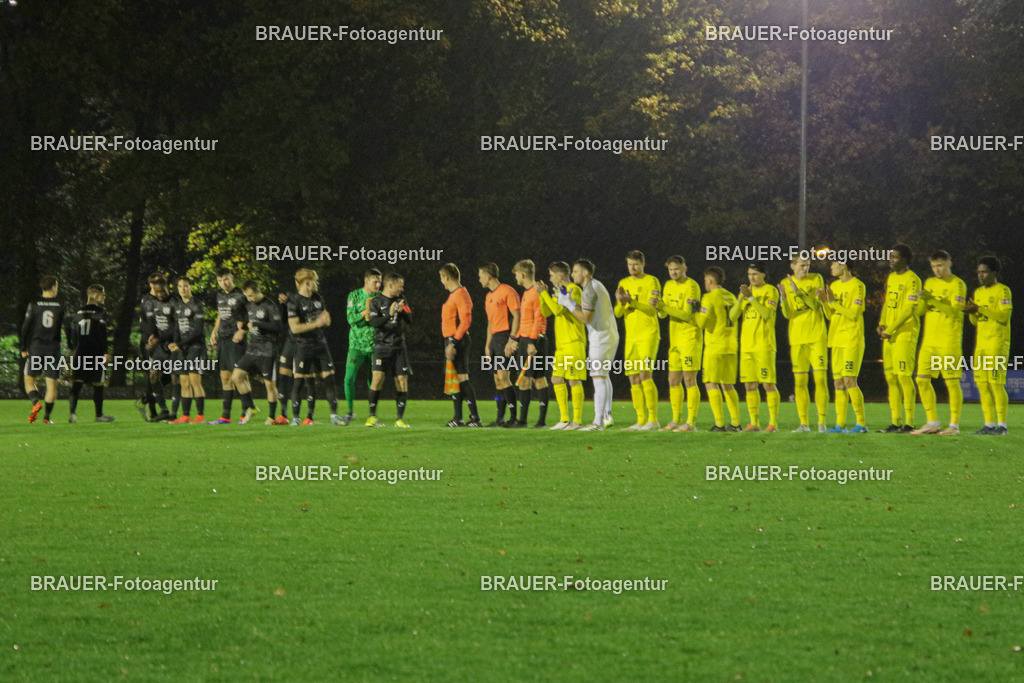 19.11.2025 SC St. Tönis - VfB Hilden | Tönisvorst, Deutschland, 20.11.2025: Einlauf der Mannschaften vor dem Niederrheinpokal - Spiel zwischen SC St. Tönis und VfB Hilden am 20.11. 2025 im Tönisvorster YAYLA-Sportpark Jahn-Stadion in Tönisvorst, Deutschland. (Foto Ralph Görtz / Brauer-Fotoagentur)