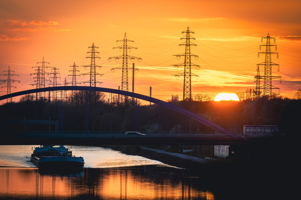 Skyline Oberhausen | Ruhrpott Romantik. Zwischen Autobahnen, Strommasten, Schloten und ein wenig Natur, geht auch hier die Sonne unter.