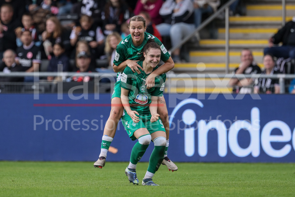 Fussball, Google Pixel Frauen-Bundesliga, Eintracht Frankfurt - SV Werder Bremen | v.li.:  Larissa Mühlhaus (SV Werder Bremen, 7) und Torschützin Sophie Weidauer (SV Werder Bremen, 9) mit Torjubel, Jubel, jubeln, jubelt, optimistisch, Spielszene, Highlight, Freude über das Tor zum 0:1, DIE DFB-RICHTLINIEN UNTERSAGEN JEGLICHE NUTZUNG VON FOTOS ALS SEQUENZBILDER UND/ODER VIDEOÄHNLICHE FOTOSTRECKEN. DFB REGULATIONS PROHIBIT ANY USE OF PHOTOGRAPHS AS IMAGE SEQUENCES AND/OR QUASI-VIDEO.