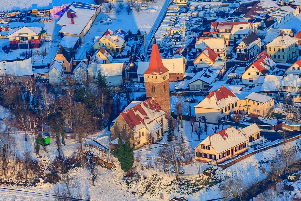 Luftbild: Protestantische Kirche Minfeld im Abendlicht bei Schnee im Winter in Minfeld im Bundesland Rheinland-Pfalz in Deutschland. – Foto: IMG_36505.jpg vom 03.01.2011 durch Werner Riehm/FLY-FOTO.de – Auflösung des Originals: 4752 x 3168 px – KG Minfeld-Winden - Prot. Kirchengemeinden Minfeld-Winden