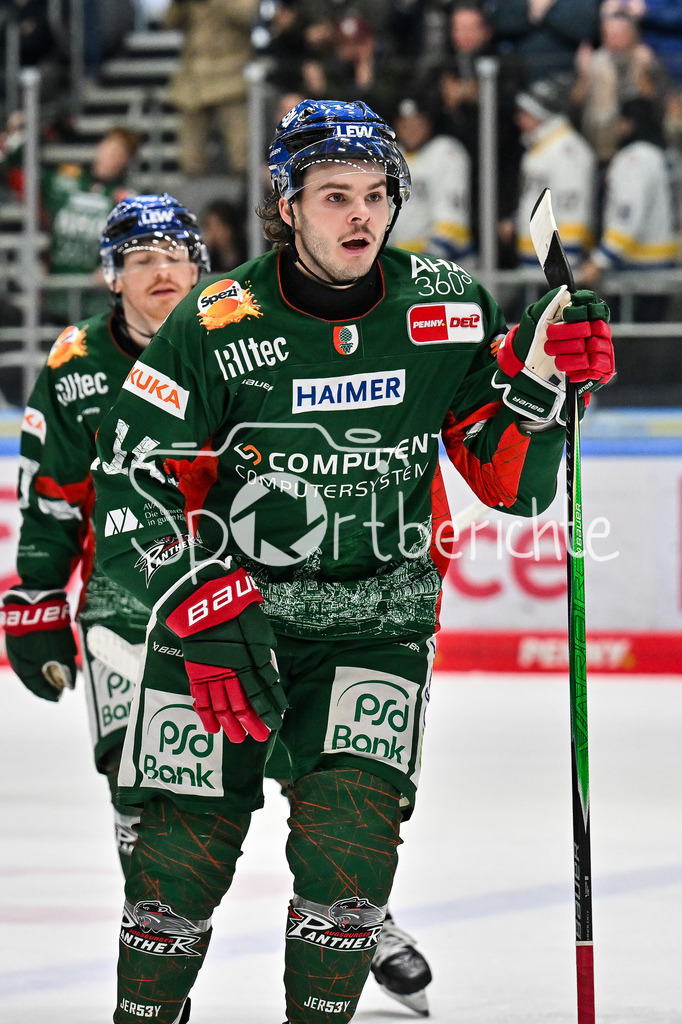 Augsburger Panther - Dresdner Eislöwen | AUGSBURG, GERMANY - 04. DECEMBER: Jube der Panther nach dem Treffer zum 2-3 druch D. J. BUSDEKER (Augsburger Panther 14) / Tor / Torschuetze / Freude / Happy während dem Match zwischen den Augsburger Panthern und den Dresdner Eislöwen am 25 Spieltag der PENNY DEL im Curt Frenzel Stadion