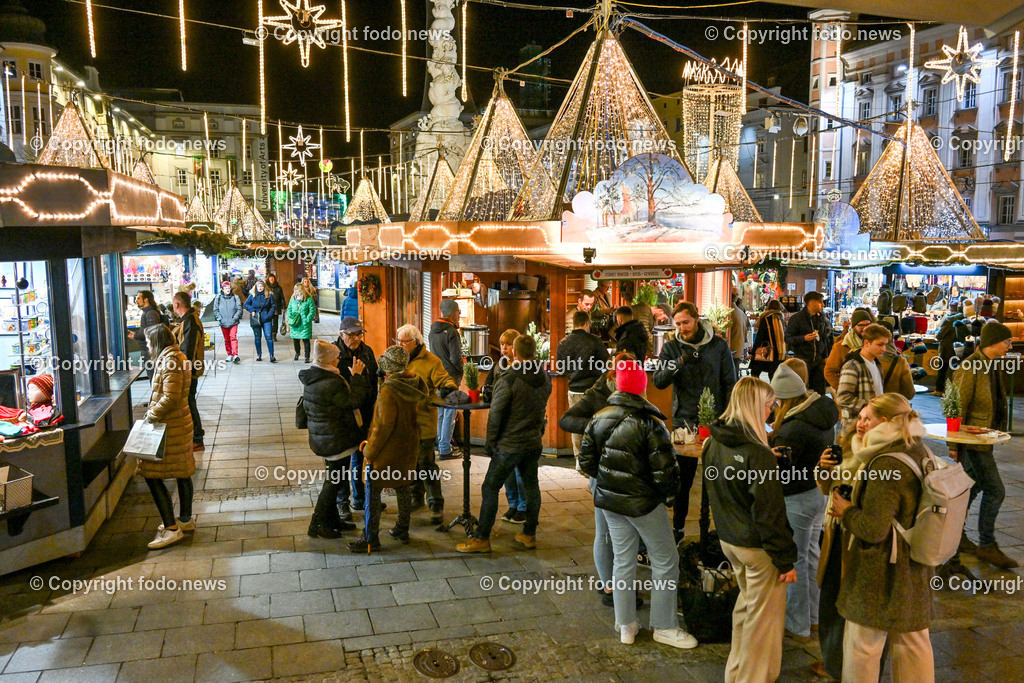 Weihnachtsmarkt_ Linz_ 22.11.2023-10 | 22.11.2023, Linz, AUT, Christkindlmarkt, Hauptplatz Linz, Weihnachtsdekoration, im Bild Christkindlmarkt, Weihnachtsmarkt, Hauptplatz Linz, Huetten, Standln, Besucher, Tradition, Brauchtum, Beleuchtung