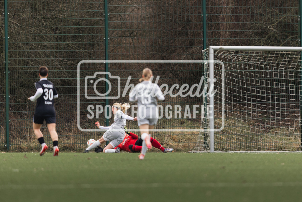 Fußball I Frauen I Saison 2025-2026 I Testspiel I DjK Wacker Mecklenbeck - BW Hollage I 08.02.2026-063 | Marie Wulftange (8, BW Hollage) Henriette Haverkamp (1, Wacker Mecklenbeck) Hannah Maruschke (15, BW Hollage) - Realisiert mit Pictrs.com