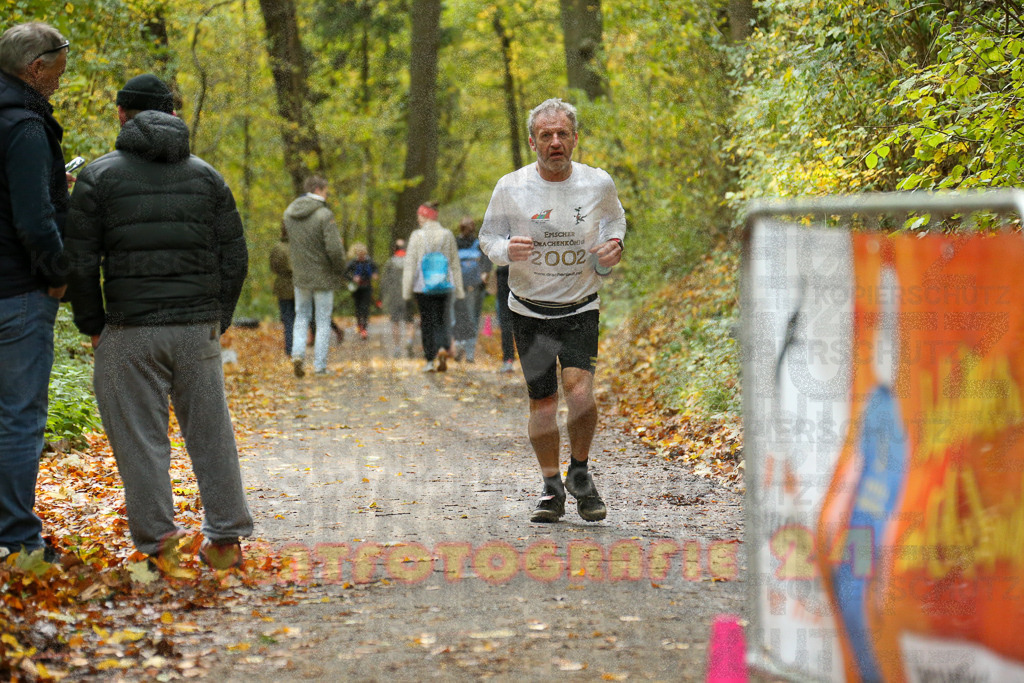 251026_1345_EX1_3933 | Sportfotografie im Rhein-Sieg Kreis, Köln, Bonn, NRW, Rheinland Pfalz, Hessen, etc. Unser Tätigkeitsfeld umfasst den Laufsport vom Volkslauf über den Marathon, Duathlon, Triathon bis zum Ultralauf wie Kölnpfad Ultra oder Schindertrail.