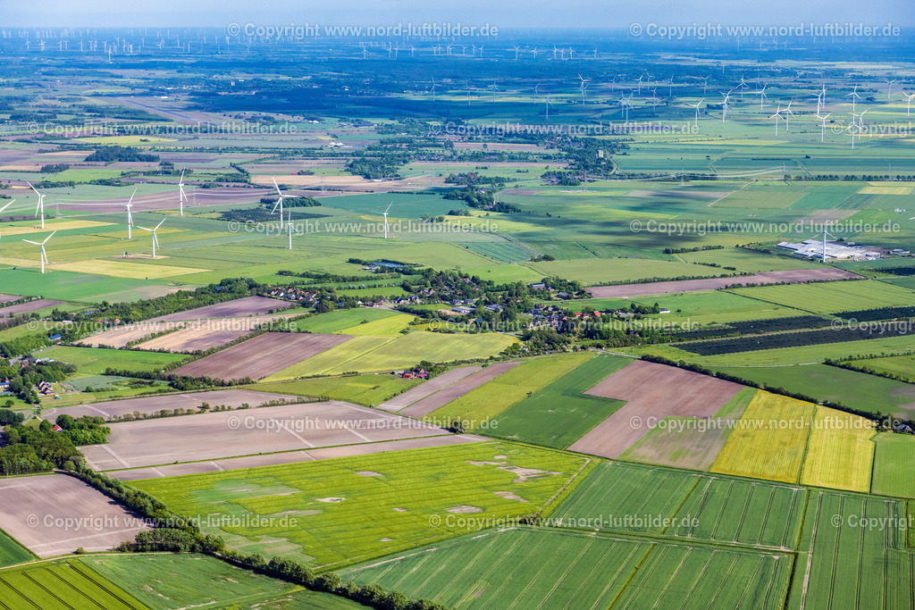 Bosbüll_ELS_0254300523 | BOSBüLL 30.05.2023 Windenergieanlagen ( WEA ) mit Windkraftanlagen auf einem Feld in Bosbüll im Bundesland Schleswig-Holstein, Deutschland. // Wind turbine windmills on a field in Bosbuell in the state Schleswig-Holstein, Germany. Foto: Martin Elsen