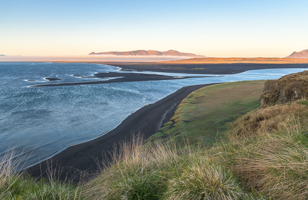 island-2019-166 | Der Húnafjörður ist ein Fjord im Nordwesten Islands. Mit einer Breite von etwa 15 Kilometern ist er eher als weite Bucht anzusehen. Das Bild entstand am späten Abend von der Steilküste bei Ósar in der Nähe des Basaltfelsens Hvítserkur. - Realisiert mit Pictrs.com