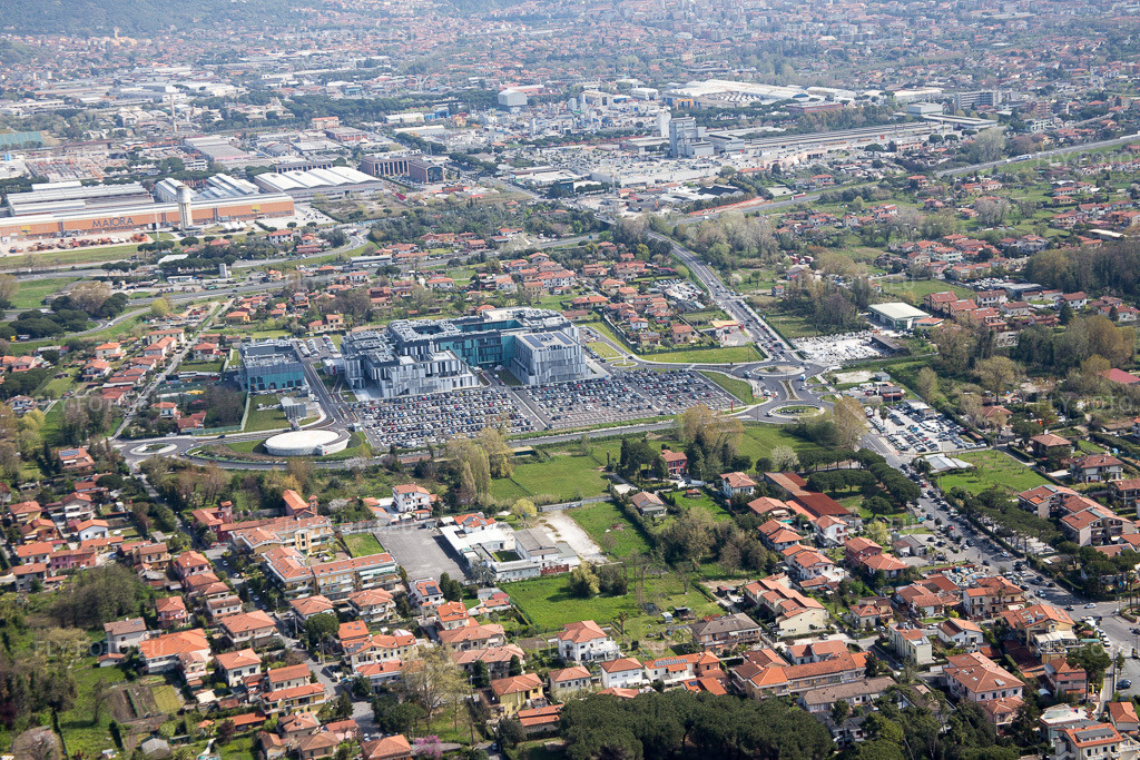 Vue aérienne: Vue de la ville à Marina di Massa dans le département Toscane, Italie – .Photo: IMG_087195.jpg prise le 04/04/2016 par Werner Riehm/FLY-FOTO.eu – Résolution de l'original: 5472 x 3648 px