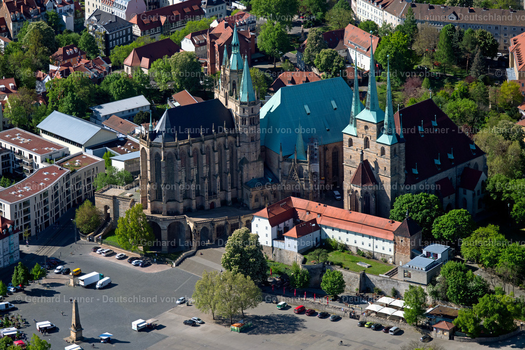 4026347 | ERFURT 07.05.2020 Kirchengebäude des Domes und Katholisches Pfarramt St. Severi an den Domstufen in Erfurt im Bundesland Thüringen. // Church building of the cathedral and catholic rectory st. severi of Erfurt in the state Thuringia. Foto: Gerhard Launer