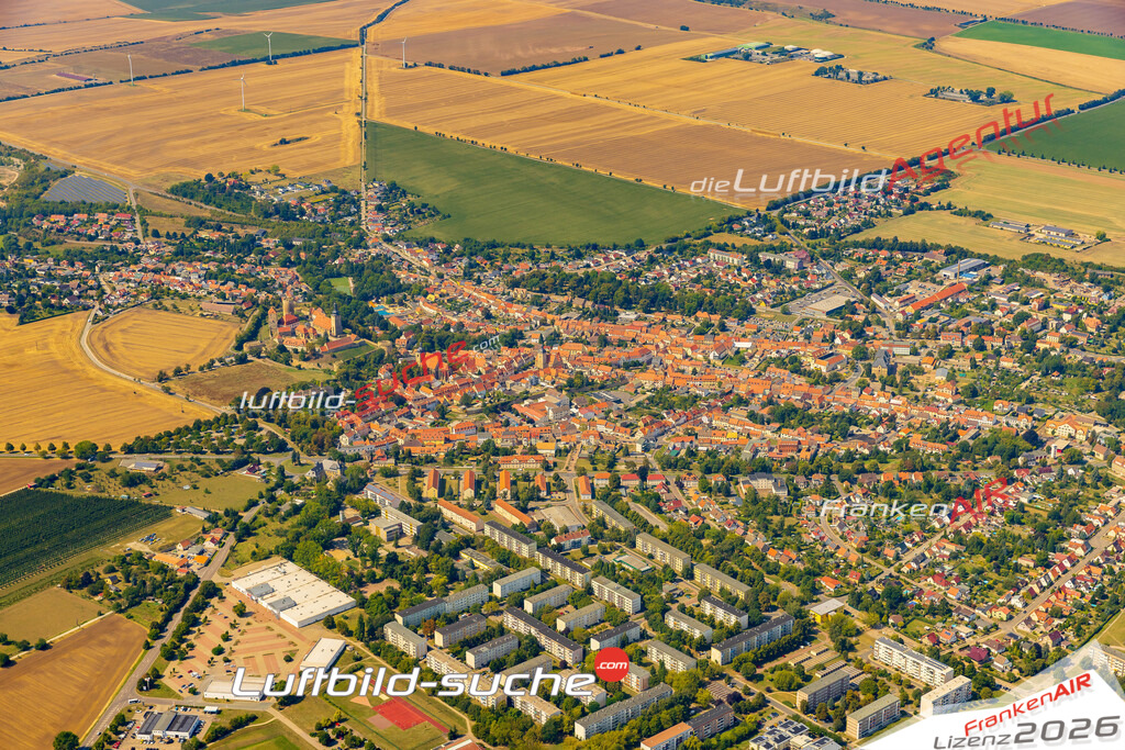 Luftbild der Stadt Querfurt - Das Luftbild wurde 2025 vom UL-Flugzeug heraus erstellt ( keine Drohnenaufnahme ) - Hochauflösende Luftaufnahme - für Wandbilder und großformatige Ausdrucke geeignet. Das besondere Geschenk!Hier alle&nbsp;Infos zur Lizenzierung der LuftaufnahmeWir fliegen auch dieses Jahr wieder in Ihre Region um Luftbilder zu erstellen.- Luftbild anfragen