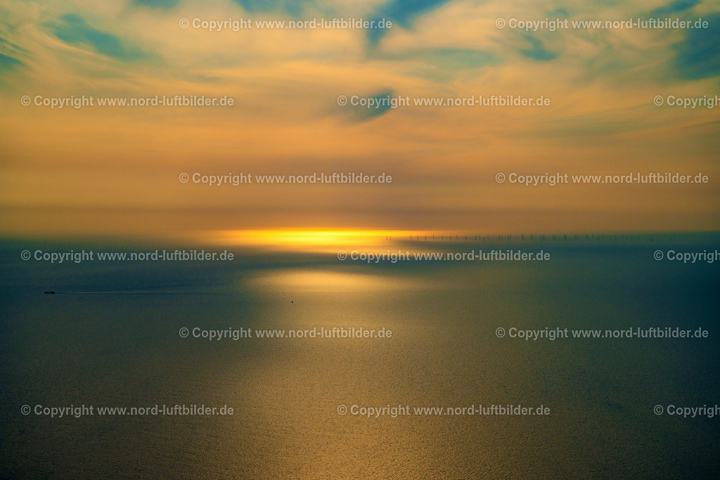 Sylt_Wenningstedt_Nordsee_Blick_auf_Die_Windräder_Sonnenuntergang_ELS_7080130825 | SYLT 13.08.2025 Windenergieanlagen (WEA) des Offshore-Windpark auf der Wasseroberfläche der Nordsee vor der Insel Sylt im Bundesland Schleswig-Holstein, Deutschland. // Wind energy plants (WEA) of the offshore wind farm on the water surface of the North Sea in front of the island of Sylt in the state Schleswig-Holstein, Germany. Foto: Martin Elsen