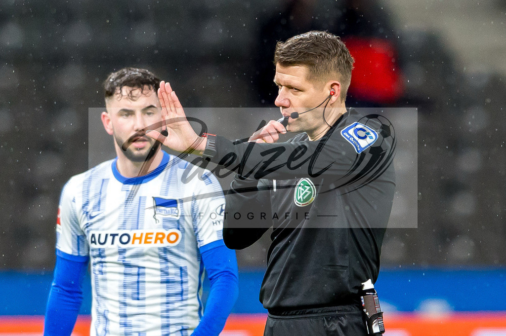 BSCRBL20220220_165 | Fussball, Herren: Schiedsrichter Patrick Ittrich gestikuliert, Gestik bei dem Spiel der 1. Bundesliga zwischen Hertha BSC und RB Leipzig im Olypiastadion am 20.02.2022 in Berlin, Deutschland.DFB / DFL REGULATIONS PROHIBIT ANY USE OF PHOTOGRAPHS AS IMAGE SEQUENCES AND/OR QUASI-VIDEO. - Realisiert mit Pictrs.com