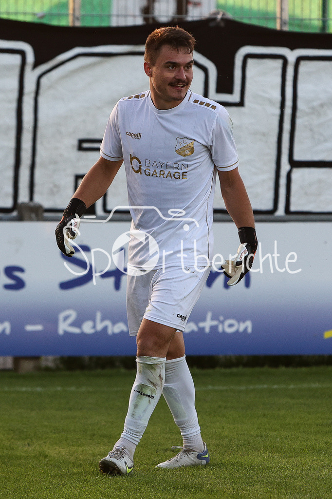 FC Pipinsried - SV Wacker Burghausen | Grenzeloser Jubel in Pipinsried nach dem Sieg im Elfmeterschiessen gegen den SV Wacker Burghausen / Daniel WITETSCHEK (FCP #1)