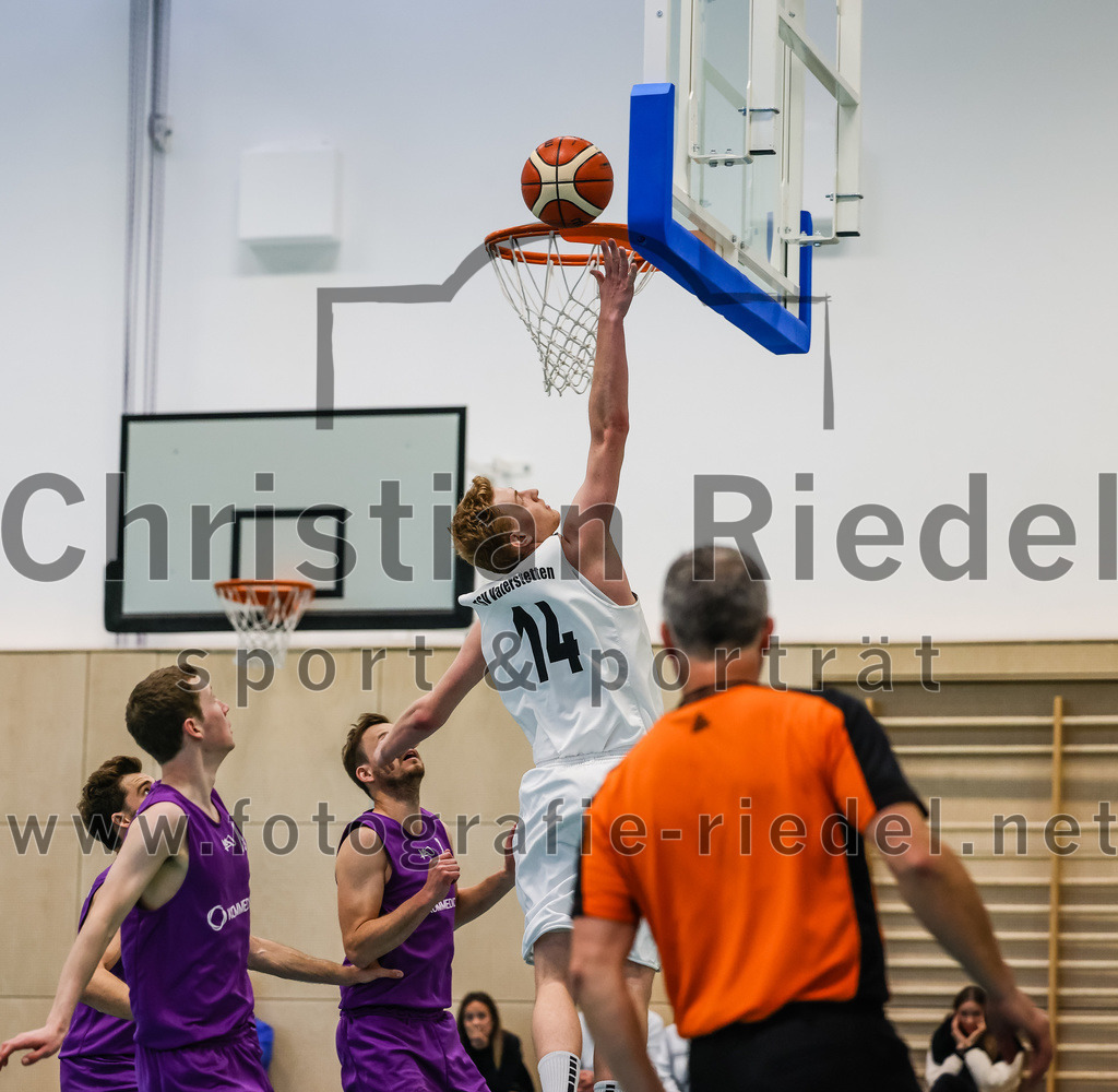 2022-05-01_063_TSV_Vaterstetten_gegen_DJK_Traunstein | Vaterstetten, Deutschland, 01.05.2022:
Basketball, Aufstiegsrunde zur Bayernliga 2021 / 2022, 5. Spieltag, TSV Vaterstetten gegen DJK Traunstein, Endergebnis: 87:79

A. Schatz (DJK Traunstein, #19), Alain Gales (TSV Vaterstetten, #14)

Foto: Christian Riedel / fotografie-riedel.net