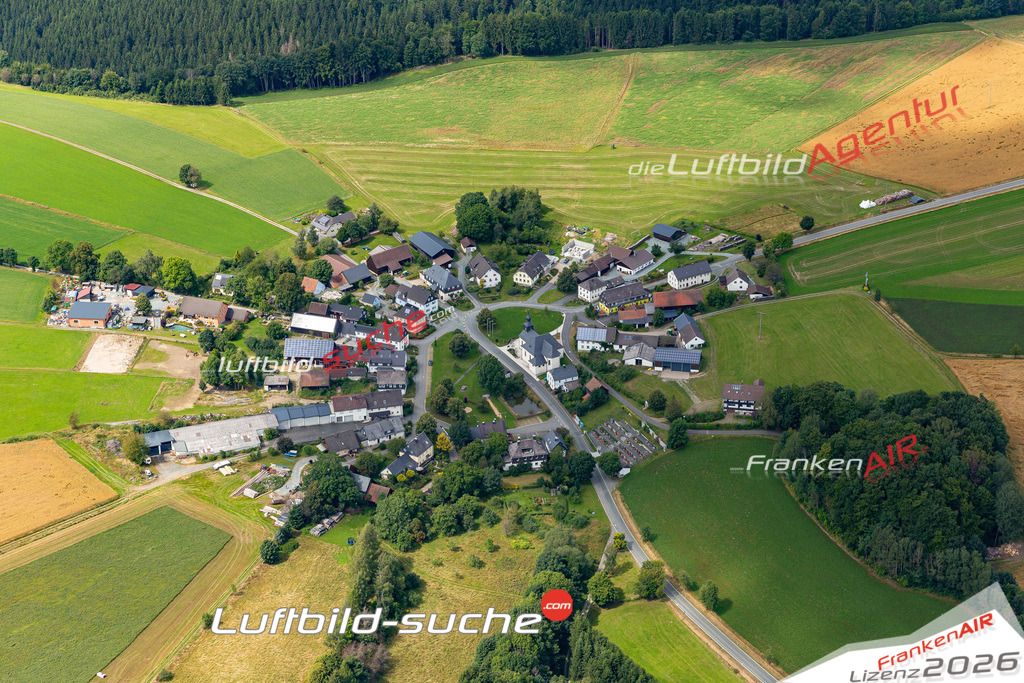 Die Luftaufnahme Neuengrün - Wallenfels wurde 2021 mittels Flugzeug (keine Drohne) erstellt. Hohe Auflösung -für große Poster und Wandbilder geeignet!