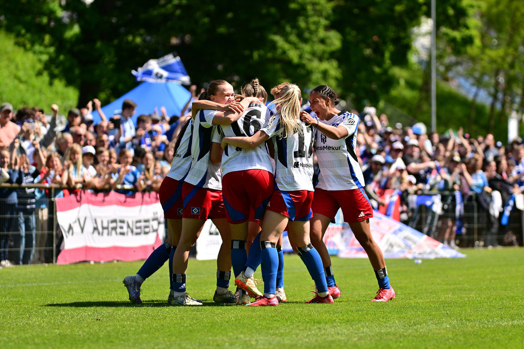 Fußball I Frauen I Saison 2024-2025 I 2. Bundesliga I 25. Spieltag I Hamburger SV - SC Freiburg II | Jubel, Begeisterung, Enthusiasmus, Euphorie, Freude, Glücksgefühl, Heiterkeit bei: Hamburger SV Frauen - Realisiert mit Pictrs.com