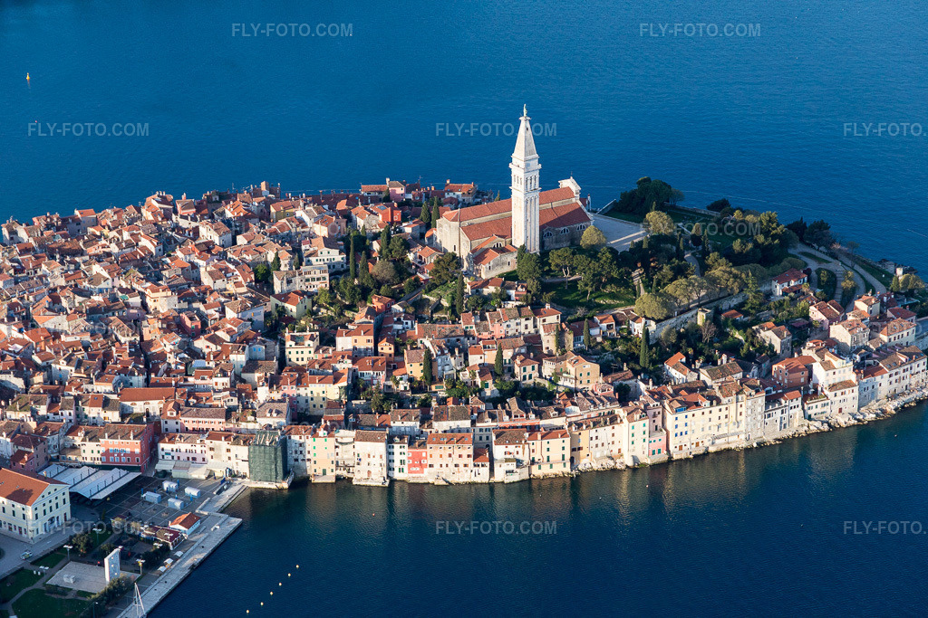 Aerial view: View of the town in Rovinj in the state Gespanschaft Istrien, Croatia. – Photo: IMG_106265.jpg taken on 04/14/2018 by Werner Riehm/FLY-FOTO.com – Resolution of the original: 5472 x 3648 px