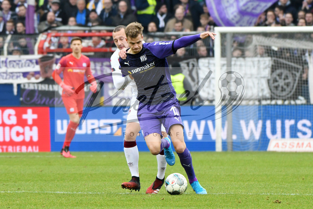 20200208_OSNFCN_0049 | Fußball, Herren: Adam Zrelak (1. FC Nuernberg) und Joost van Aken (VfL Osnabrueck) im Zweikampf waehrend des Spiels der 2. Bundesliga zwischen VfL Osnabrueck und 1. FC Nuernberg im Stadion an der Bremer Bruecke am 08.02.2020 in Osnabrueck, Deutschland.DFB / DFL REGULATIONS PROHIBIT ANY USE OF PHOTOGRAPHS AS IMAGE SEQUENCES AND/OR QUASI-VIDEO. - Realisiert mit Pictrs.com